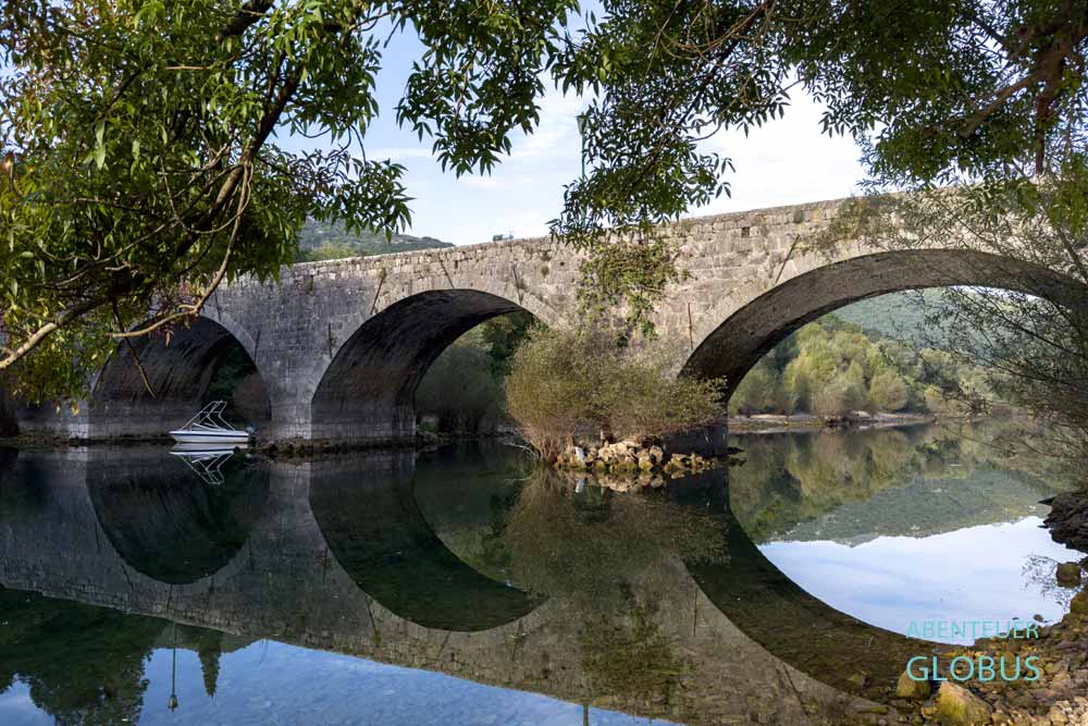 Steinbrücke über den Fluss Rijeka Crnojevica
