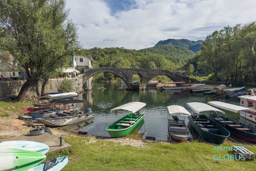 Anlegestelle der Boote zum Skutarisee an der alten Steinbrücke Danilov Most