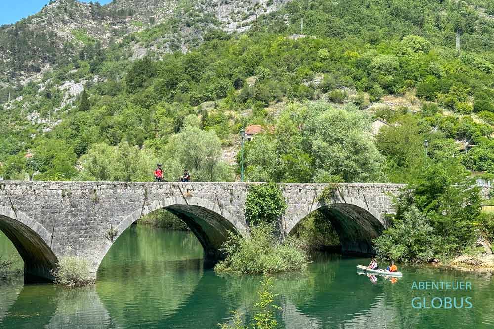 Steinbrücke über den Fluss Rijeka Crnojevica