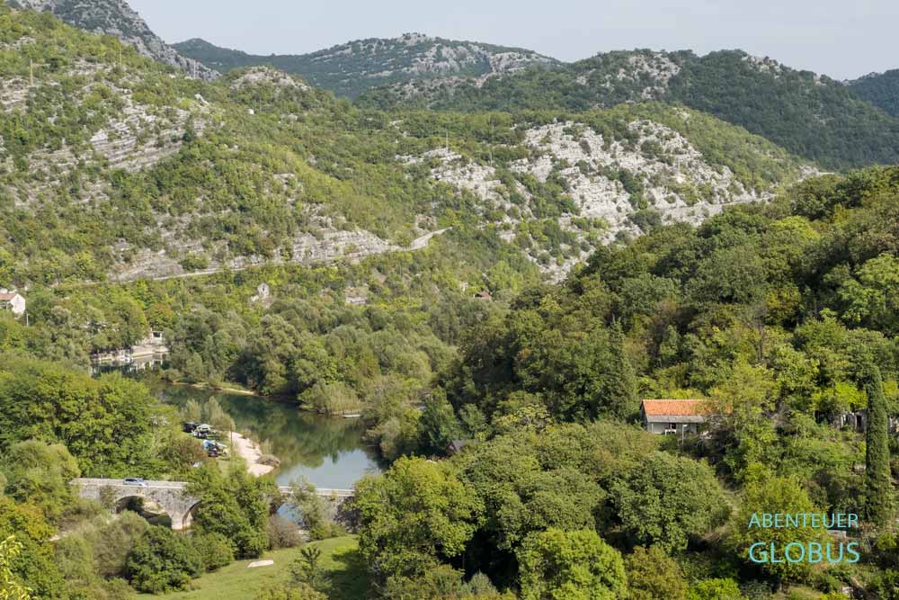 Rijeka Crnojevica mit Steinbrücke