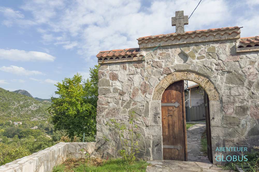 Eingang zum Kloster Manastir Svetog Nikole in Rijeka Crnojevica