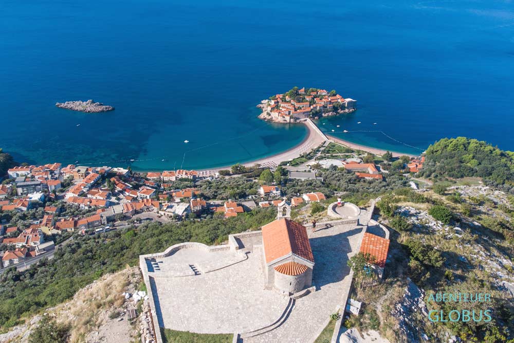 Aussichtspunkt an der Kirche St. Sava auf die Insel und den Badeort Sveti Stefan