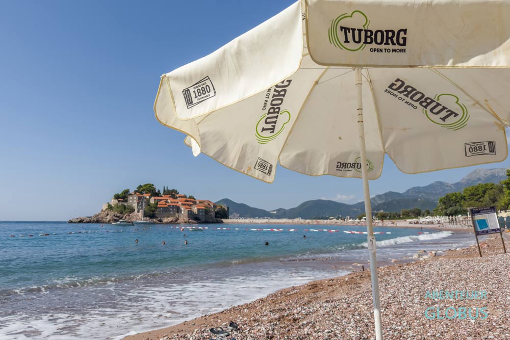 Strand Sveti Stefan und Blick auf die Insel