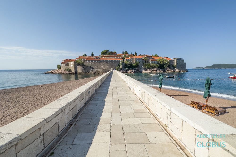 Der Damm verbindet das Festland bzw. den Badeort Sveti Stefan mit der Luxushotelinsel Sveti Stefan.