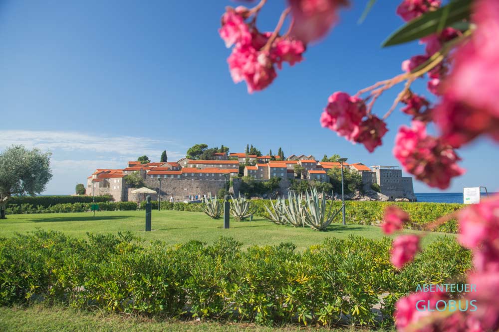 Insel Sveti Stefan und Park an der Uferpromenade