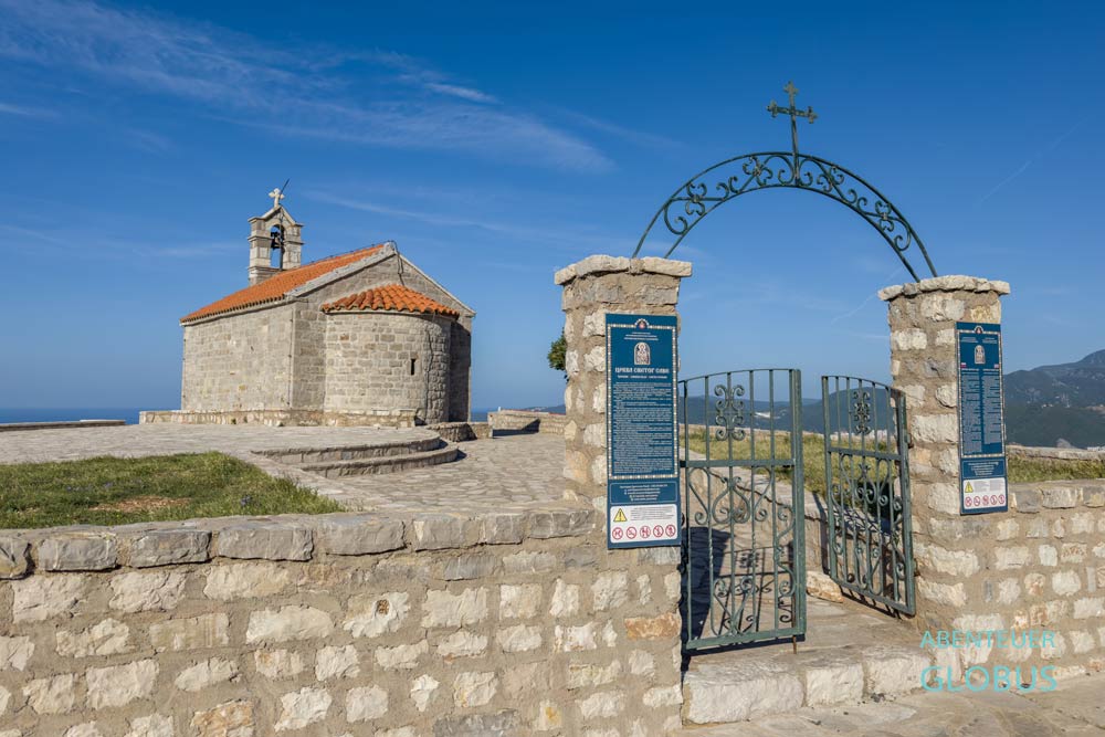 Kirche des Heiligen Sava auf dem Berg über dem Badeort Sveti Stefan