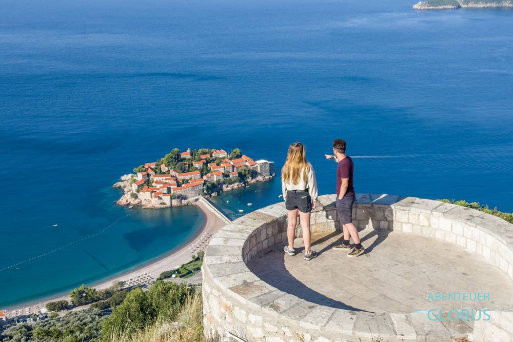 Aussicht auf die Insel Sveti Stefan vom Rondell an der Kirche St. Sava