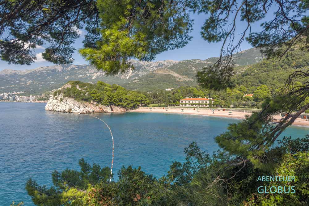 Riviera von Budva: Blick auf den Strand Milocer (King's Beach)