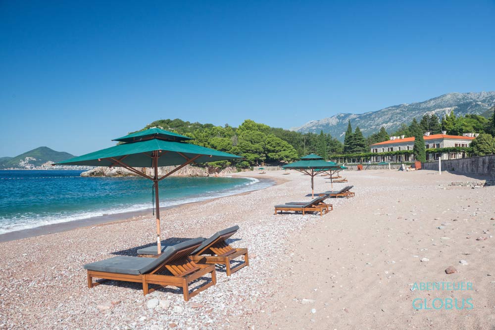 Strand Milocer mit Villa Milocer in Sveti Stefan an der Riviera von Budva