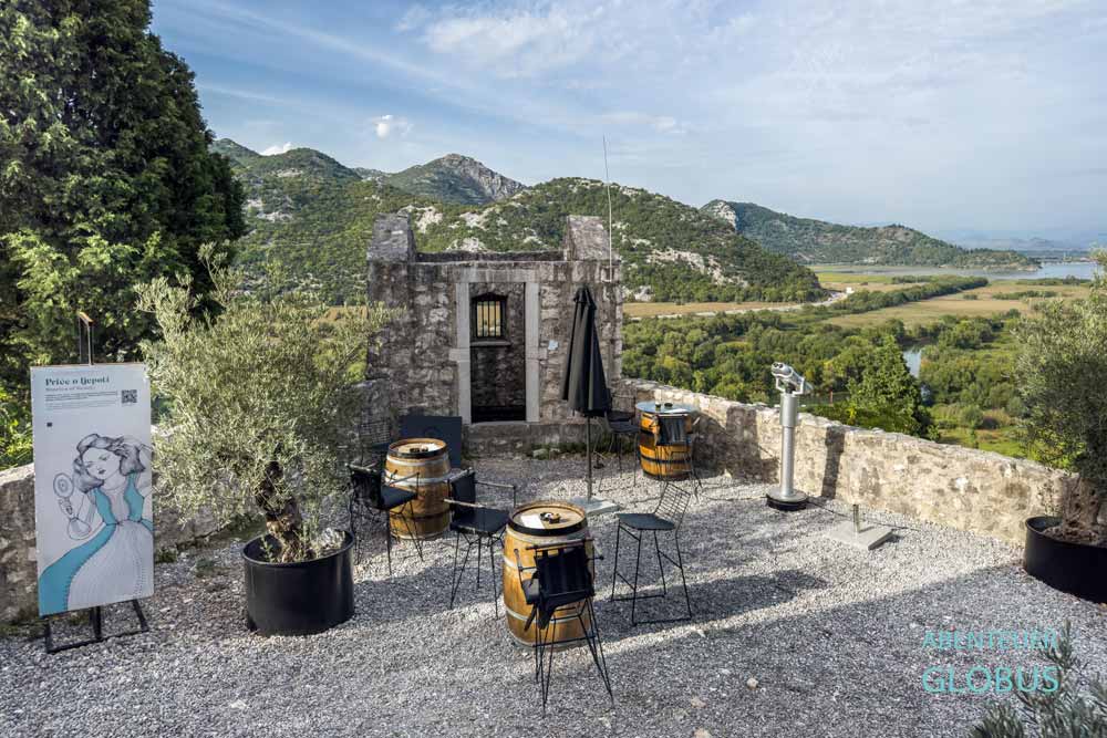 Aussichtspunkt auf der Pelikan Terasa der Festung Besac im Restaurant Besac Heritage Retreat 