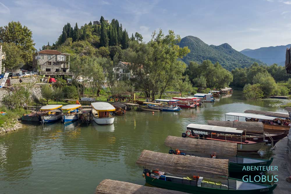 Fluss Crmnica mit Ausflugsbooten in Virpazar