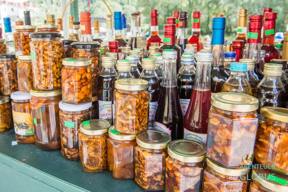 Verkauf von lokalen Spezialitäten wie Honig, Likör und Rakija in Virpazar