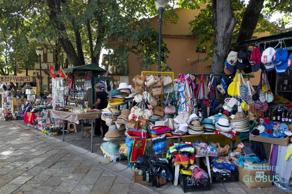 Souvenirstände in Virpazar am Skutarisee