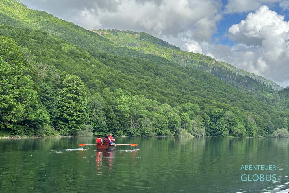 Paddelboottour auf dem See Biogradsko Jezero im Nationalpark Biogradska Gora