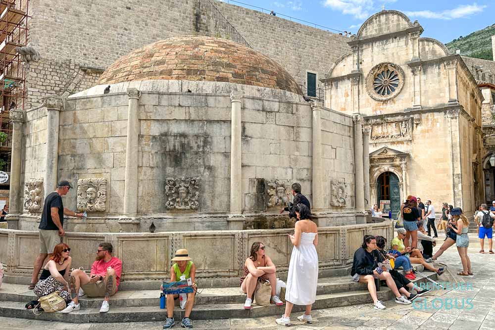 Altstadt von Dubrovnik: Onofrio Brunnen und Erlöserkirche vom Franziskanerkloster