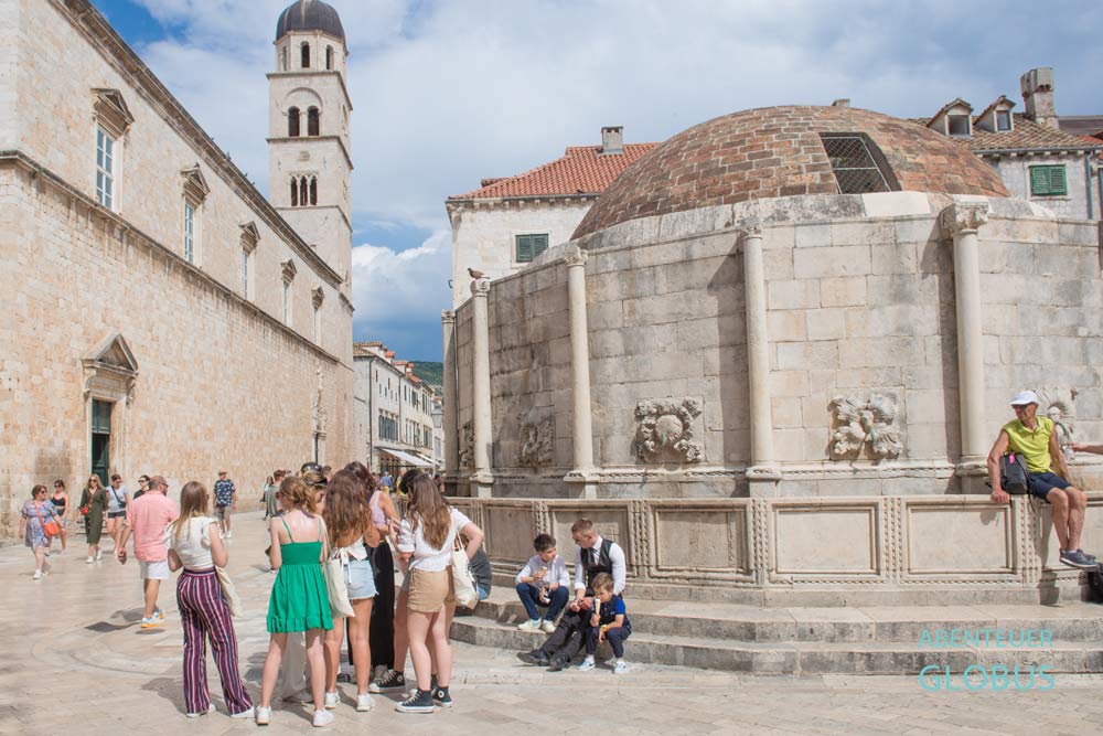 Altstadt von Dubrovnik: Franziskanerkloster am Onofrio Brunnen und Stradun