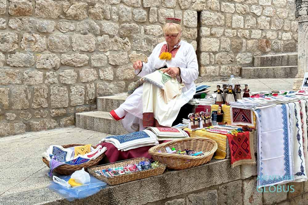 Altstadt von Dubrovnik: Souvenirverkauf von Stickwaren