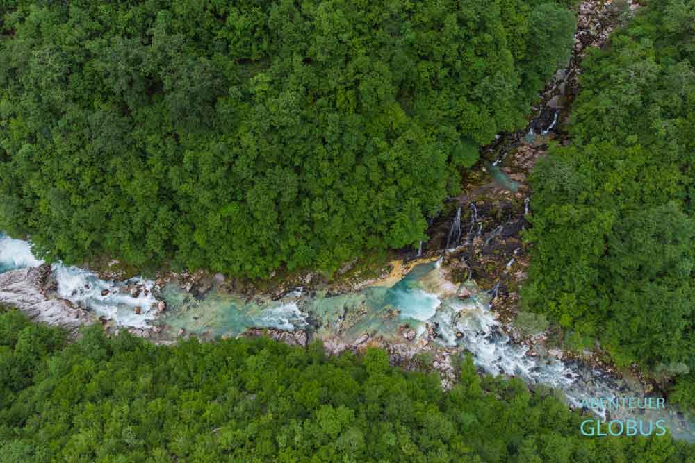 Der Fluss Mrtvica im Canyon aus der Vogelperspektive