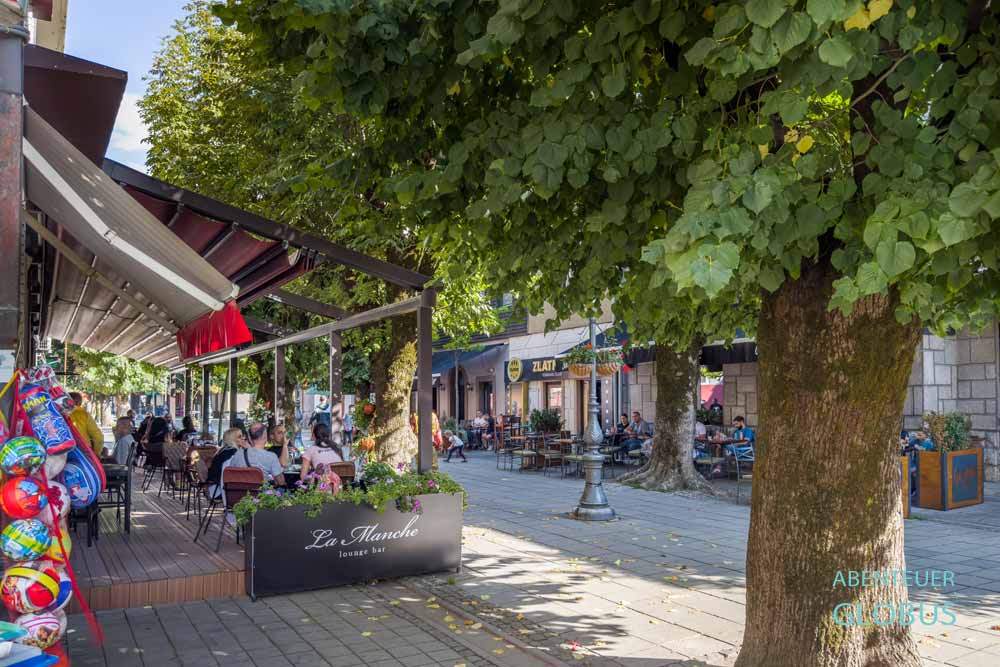Kolasin: Fußgängerzone IV. Proleterske mit Restaurants und Cafés