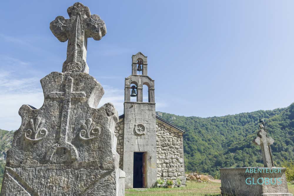 Kloster Manastir Kostrikovaca im Dorf Mrtvo Duboko: Kirche und Gräber 
