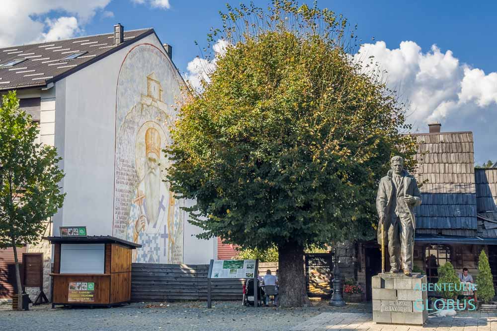 Kolasin: Denkmal von Dichter Veljko Vlahovic