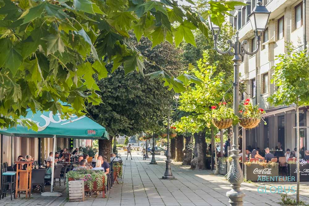 Kolasin: Fußgängerzone IV. Proleterske mit Restaurants und Cafés