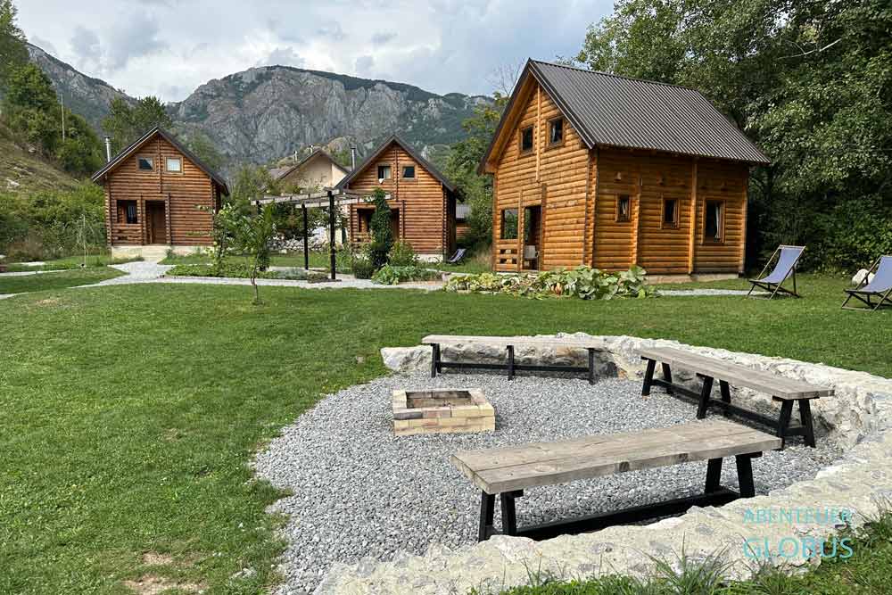 Lipovo-Tal: Camp Lipovo mit Blockhütten und Stellplätzen für Camper