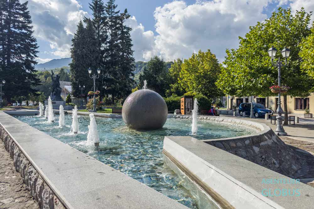 Kolasin: Platz Trg Boraca mit Springbrunnen