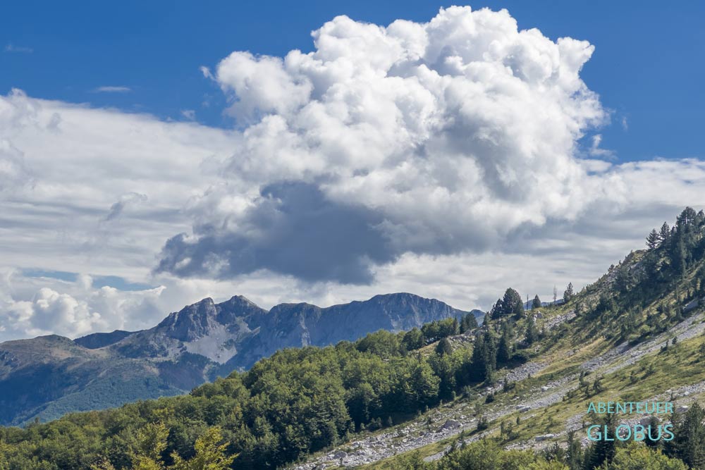 Blick von der Hochebene Stavna: Berge im Gebirge Komovi