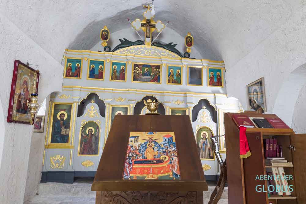 Orthodoxes Kloster Kostrikovaca im Dorf Mrtvo Duboko: Kirchenraum mit Ikonenwand