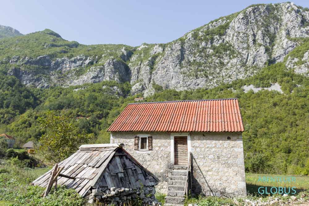 Steinhäuser im Dorf Mrtvo Duboko nahe Mrtvica Schlucht