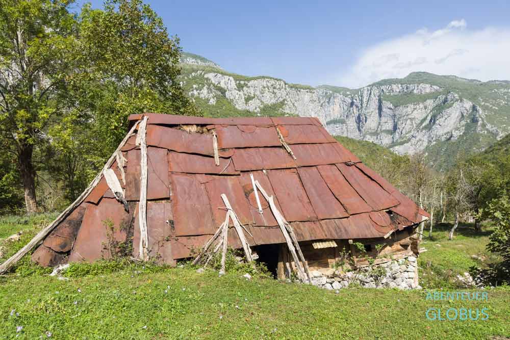 Mrtvica Canyon: altes Haus im Dorf Mrtvo Duboko