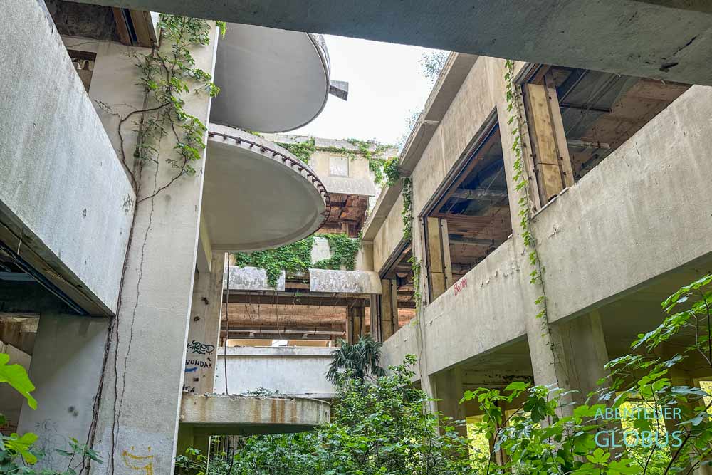 Lost Place am Kupari Beach: Innenhof des Hotels Goricina