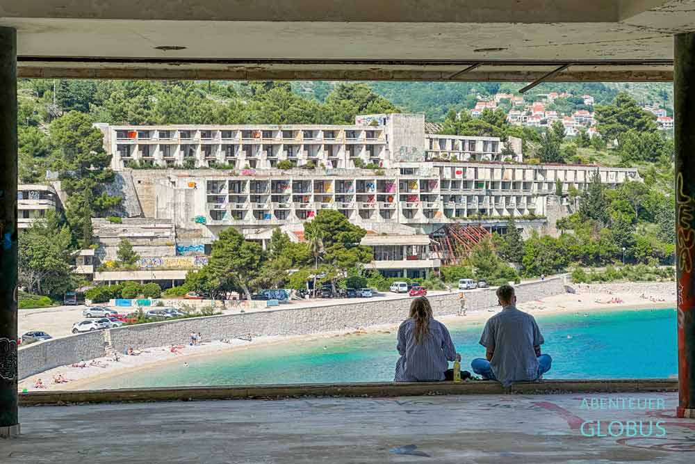 Lost Place bei Dubrovnik: Ausblick vom Hotel Pelegrin zum Hotel Goricina