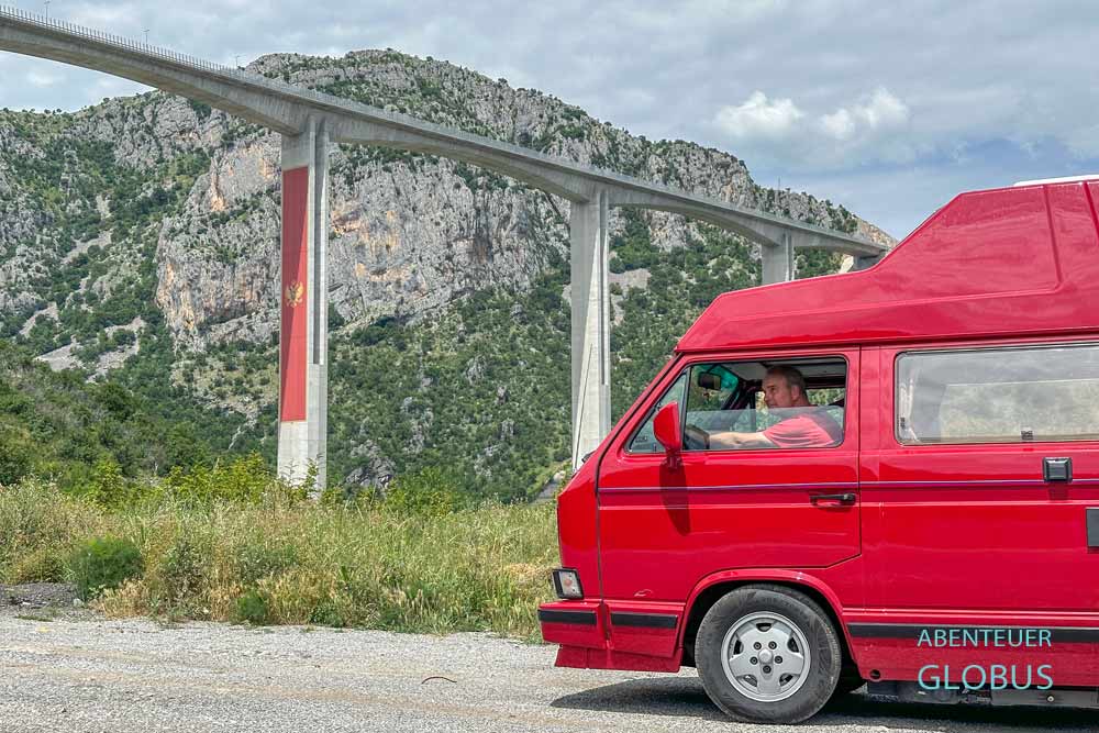 Autobahnbrücke über die Moraca-Schlucht