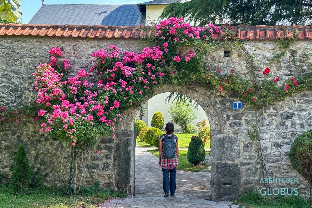 Eingang zum Kloster Moraca