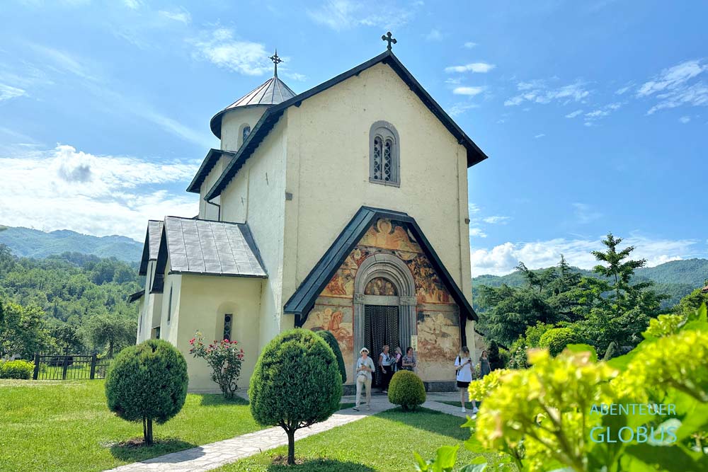 Kloster Manastir Moraca: Kreuzkuppelkirche Maria Himmelfahrt mit imposanten Portal