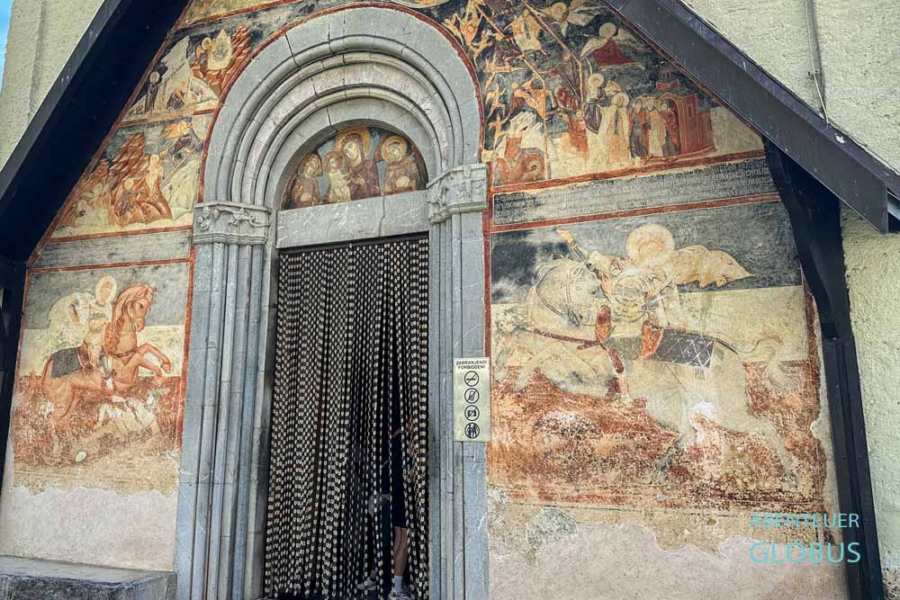 Kloster Moraca: Portal an der Kreuzkuppelkirche Maria Himmelfahrt