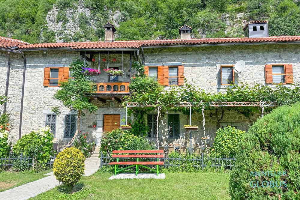 Serbisch-orthodoxes Kloster Moraca: Klostergarten mit Bänken