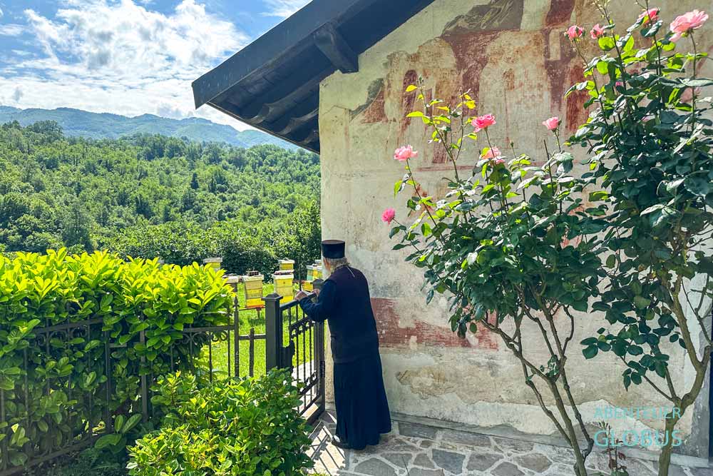 Kloster Moraca: Priester an der Kapelle des Heiligen Nikolaus