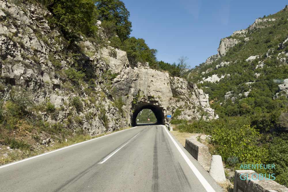 Nationalstraße M2 führt durch den Moraca Canyon