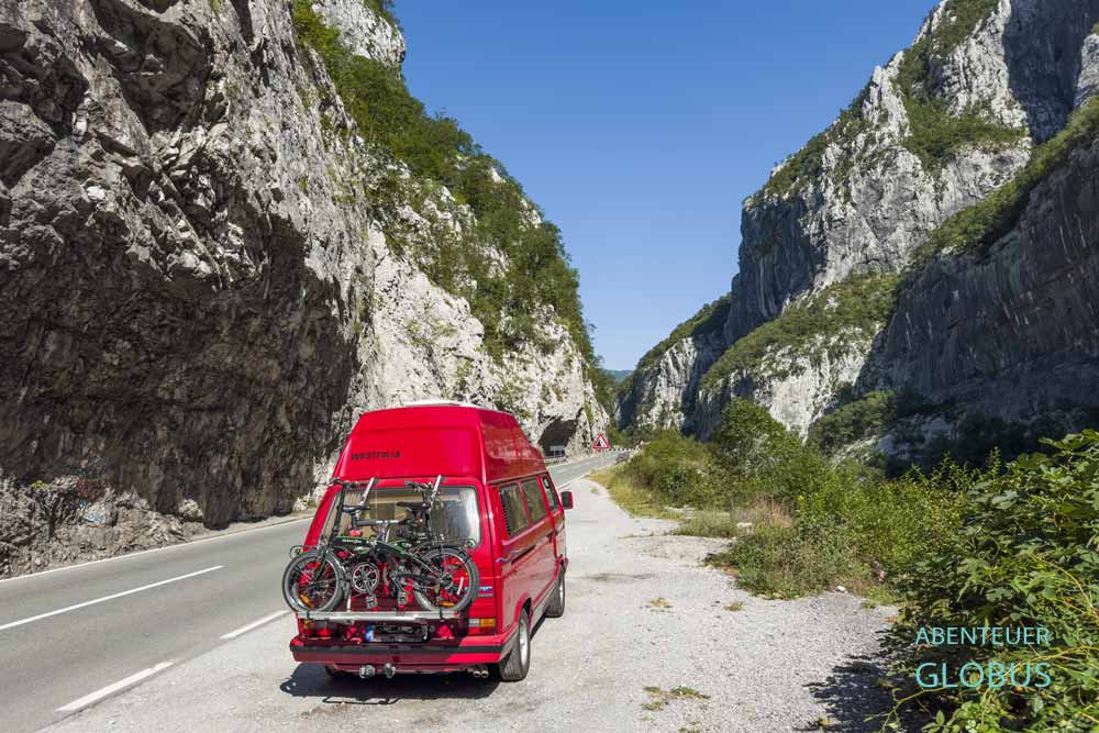Moraca Schlucht: Parkbucht zwischen Felswänden
