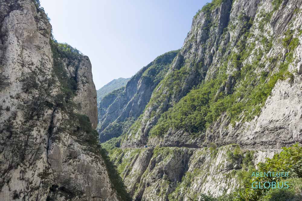 Engstelle und Nationalstraße M2 in der Moraca Schlucht