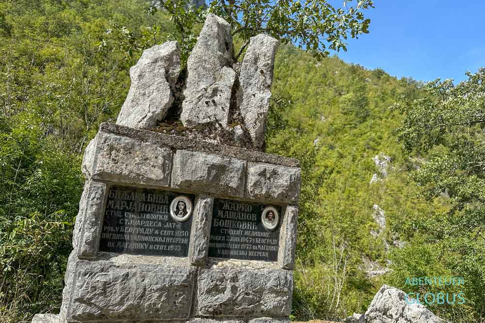 Mrtvica Canyon: Denkmal vom Flugzeugabsturz 1973 im Maganik-Gebirge