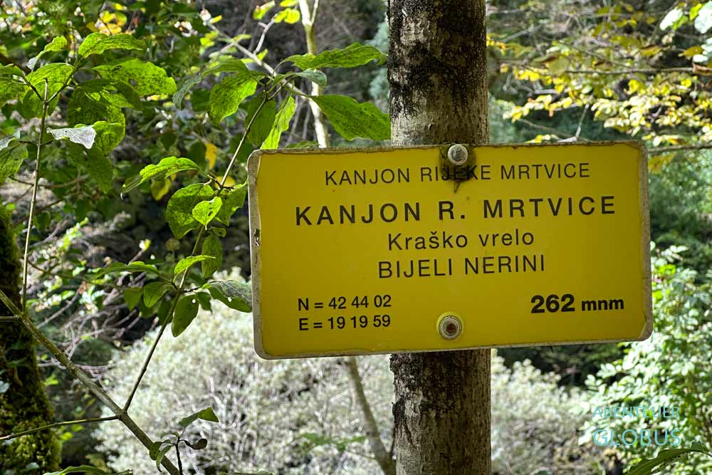 Hinweisschild der Karstquelle Bijeli Nerini im Mrtvica Canyon (Kanjon Rijeka Mrtvice)
