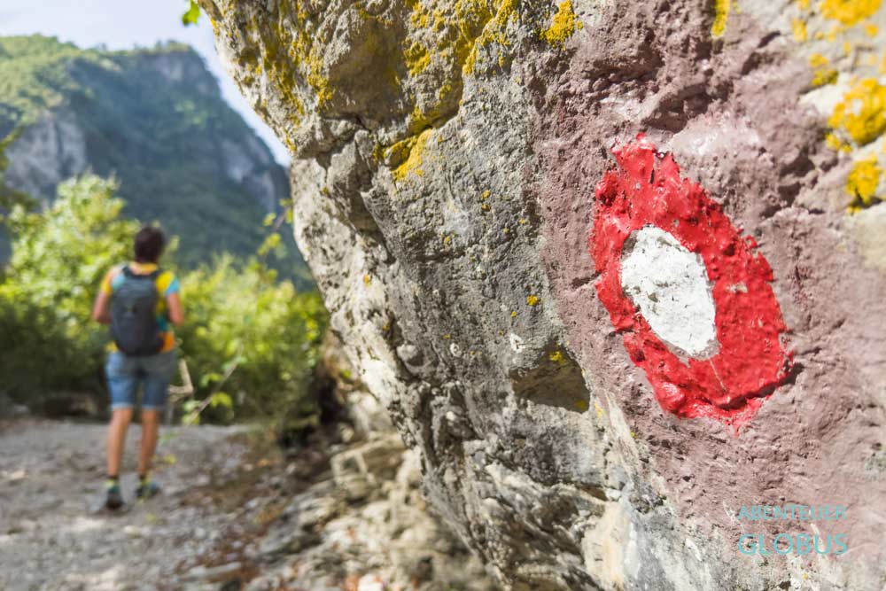 Markierung des Wanderweges durch die Mrtvica Schlucht