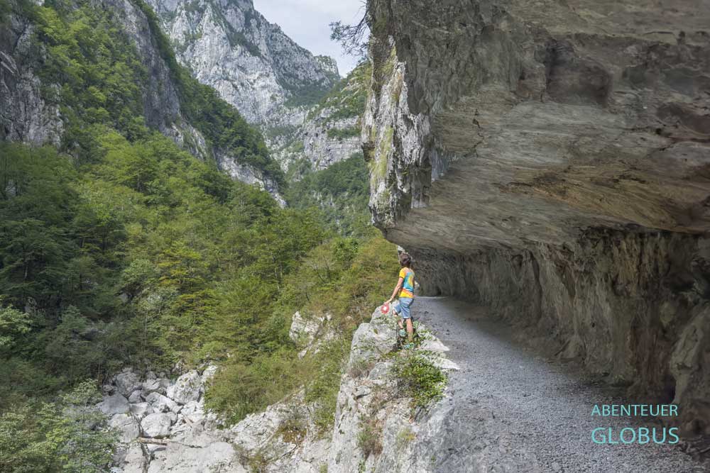 Mrtvica Schlucht: offener Tunnel in der Felswand Mrtvicke Grede