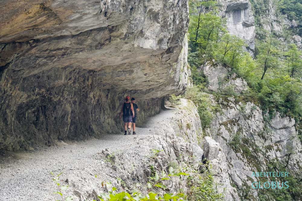 Felswand Mrtvicke Grede mit offenen Tunnel als Wanderweg