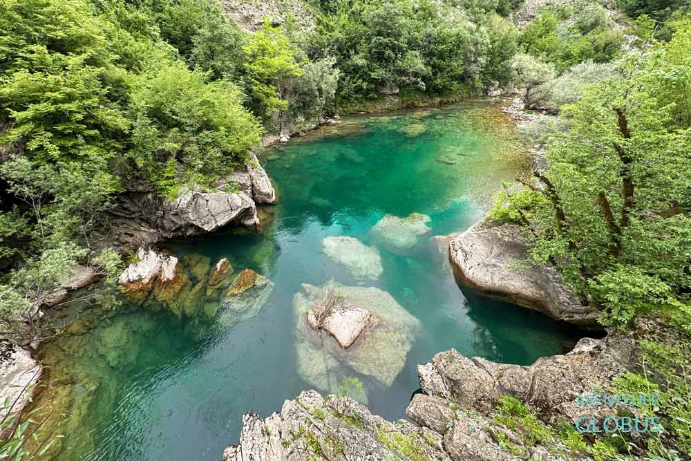 Glasklare Pools im Fluss Mrtvica