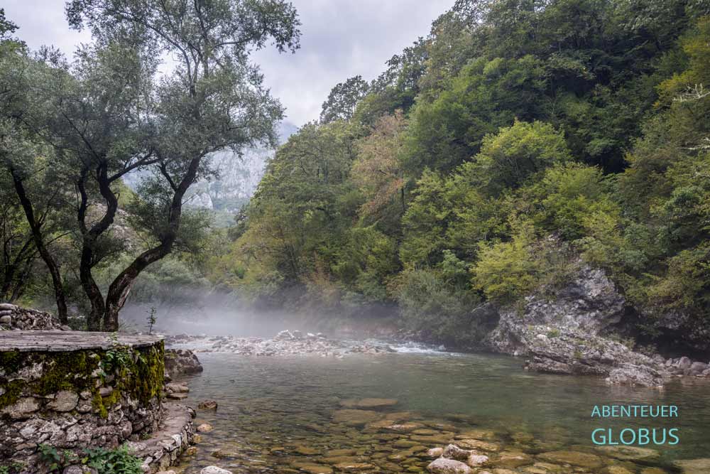 Mrtvica Canyon: Morgennebel über dem Fluss Mrtvica